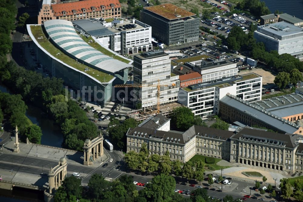 Berlin aus der Vogelperspektive: Baustelle zum Neubau eines Büro- und Geschäftshauses Salzufer - Englische Straße durch das Bauunternehmen RD bud Sp. z o.o. in Berlin