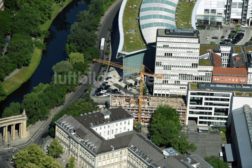 Luftbild Berlin - Baustelle zum Neubau eines Büro- und Geschäftshauses Salzufer - Englische Straße durch das Bauunternehmen RD bud Sp. z o.o. in Berlin