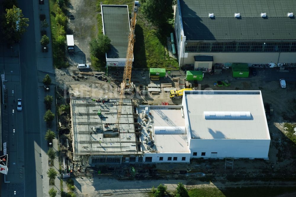 Leipzig von oben - Baustelle zum Neubau eines Büro- und Geschäftshauses vom Sanitätshaus Wolf der Orthopädie- und Reha-Technik Wolf GmbH & Co. KG in der Dimitroffstrasse in Leipzig im Bundesland Sachsen, Deutschland