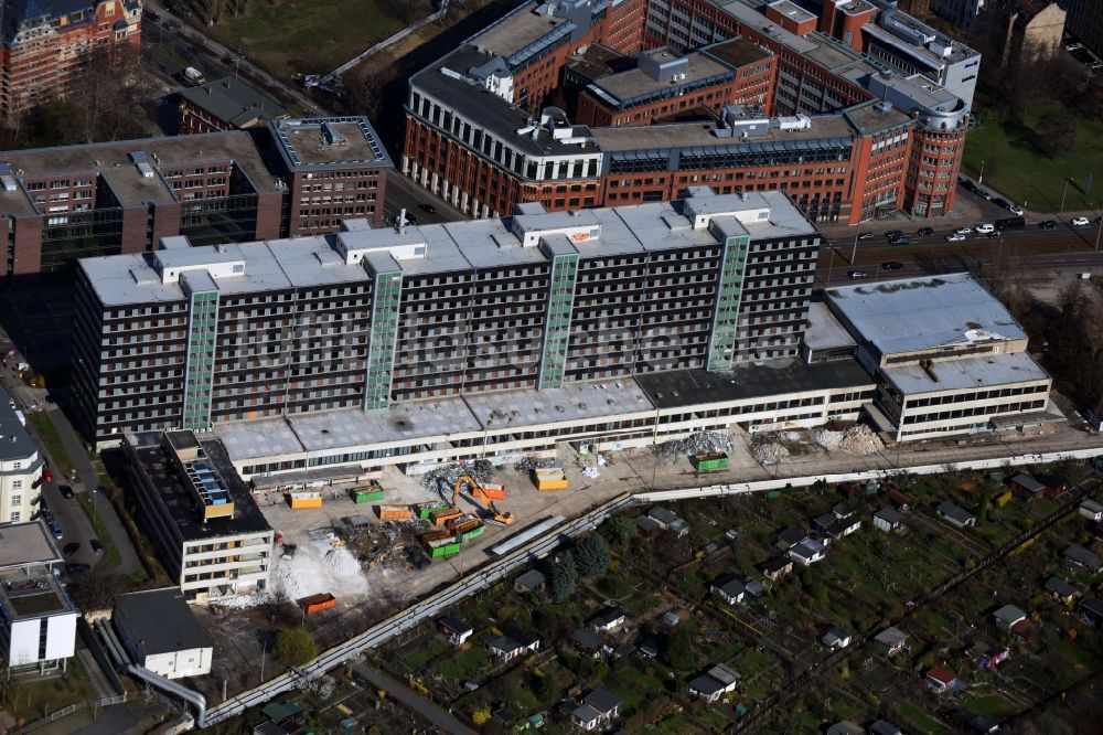 Leipzig von oben - Baustelle zum Neubau eines Büro- und Geschäftshauses Verwaltungsgebäude der staatlichen Behörde Stadt Leipzig - Amt für Wohnungswesen an der Prager Straße im Ortsteil Mitte in Leipzig im Bundesland Sachsen