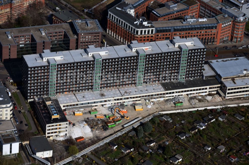 Leipzig aus der Vogelperspektive: Baustelle zum Neubau eines Büro- und Geschäftshauses Verwaltungsgebäude der staatlichen Behörde Stadt Leipzig - Amt für Wohnungswesen an der Prager Straße im Ortsteil Mitte in Leipzig im Bundesland Sachsen