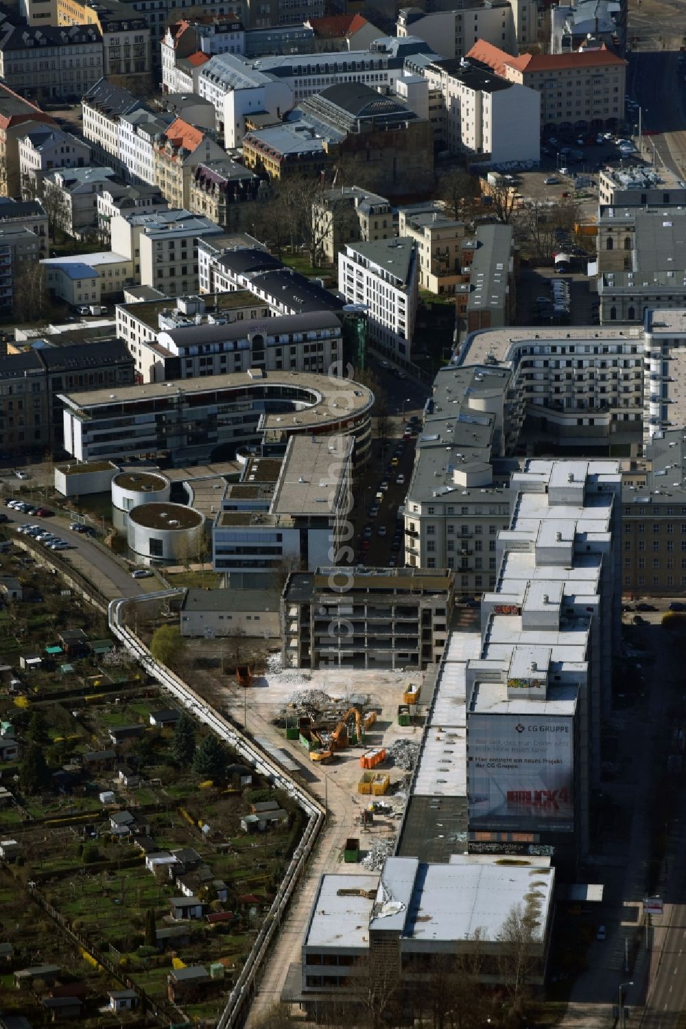 Leipzig von oben - Baustelle zum Neubau eines Büro- und Geschäftshauses Verwaltungsgebäude der staatlichen Behörde Stadt Leipzig - Amt für Wohnungswesen an der Prager Straße im Ortsteil Mitte in Leipzig im Bundesland Sachsen