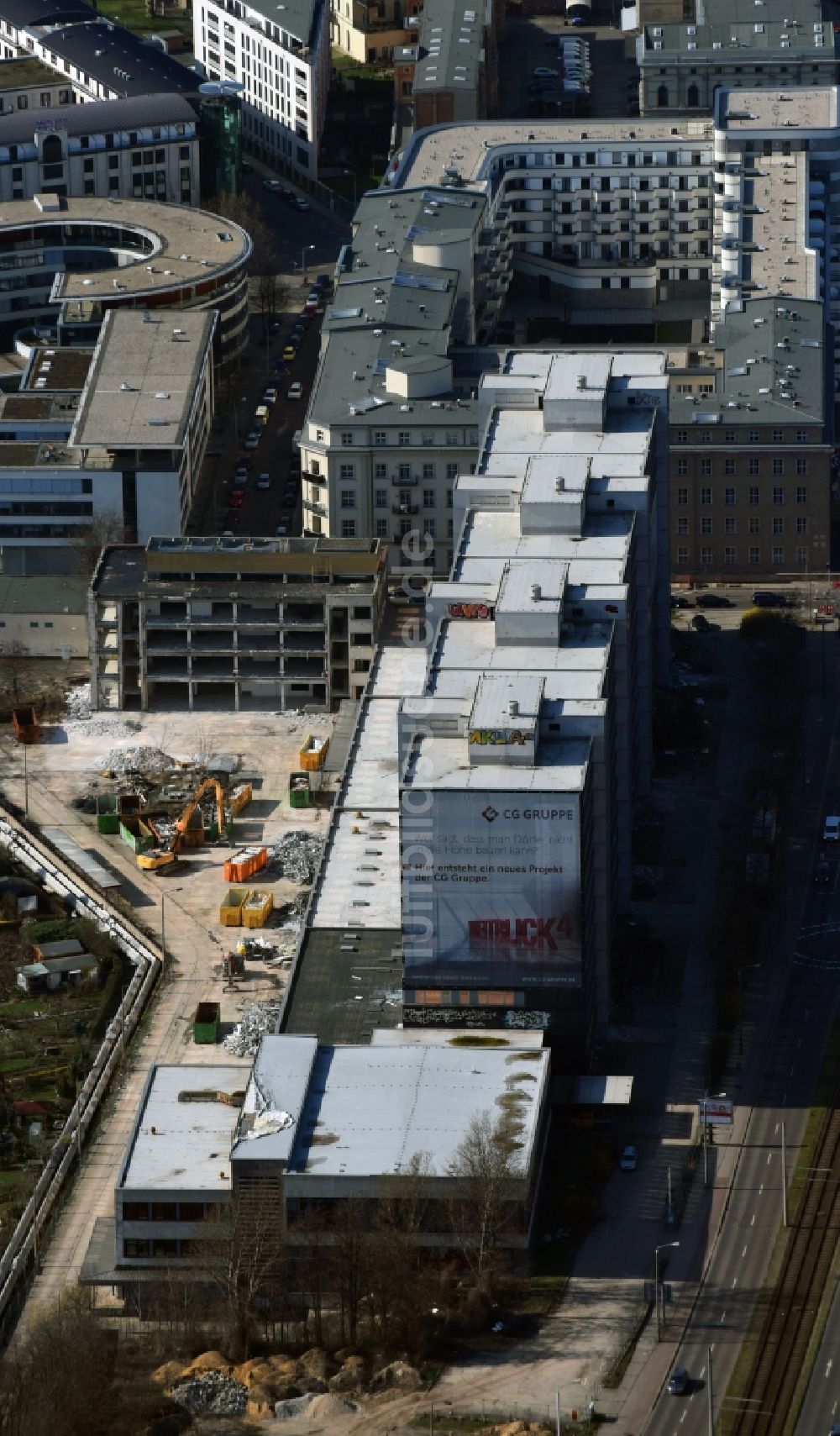 Leipzig aus der Vogelperspektive: Baustelle zum Neubau eines Büro- und Geschäftshauses Verwaltungsgebäude der staatlichen Behörde Stadt Leipzig - Amt für Wohnungswesen an der Prager Straße im Ortsteil Mitte in Leipzig im Bundesland Sachsen