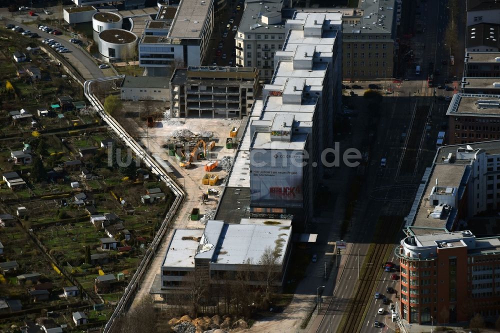 Luftbild Leipzig - Baustelle zum Neubau eines Büro- und Geschäftshauses Verwaltungsgebäude der staatlichen Behörde Stadt Leipzig - Amt für Wohnungswesen an der Prager Straße im Ortsteil Mitte in Leipzig im Bundesland Sachsen