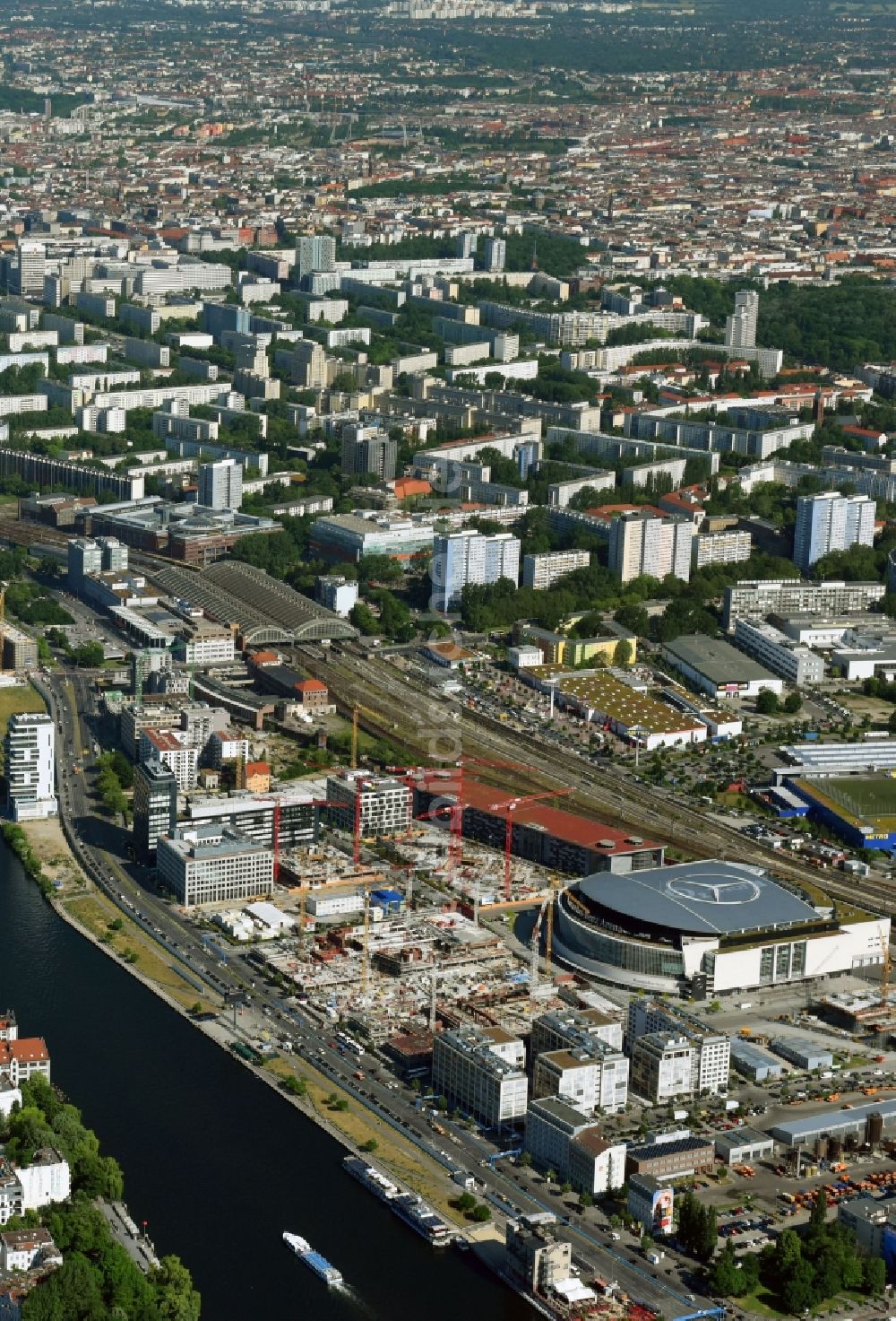 Berlin aus der Vogelperspektive: Baustelle zum Neubau eines Büro- und Geschäftshauses Zalando Campus durch die PORR Deutschland GmbH an der Valeska-Gert-Straße im Ortsteil Bezirk Friedrichshain-Kreuzberg in Berlin, Deutschland