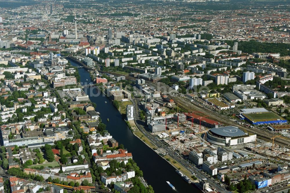 Luftbild Berlin - Baustelle zum Neubau eines Büro- und Geschäftshauses Zalando Campus durch die PORR Deutschland GmbH an der Valeska-Gert-Straße im Ortsteil Bezirk Friedrichshain-Kreuzberg in Berlin, Deutschland