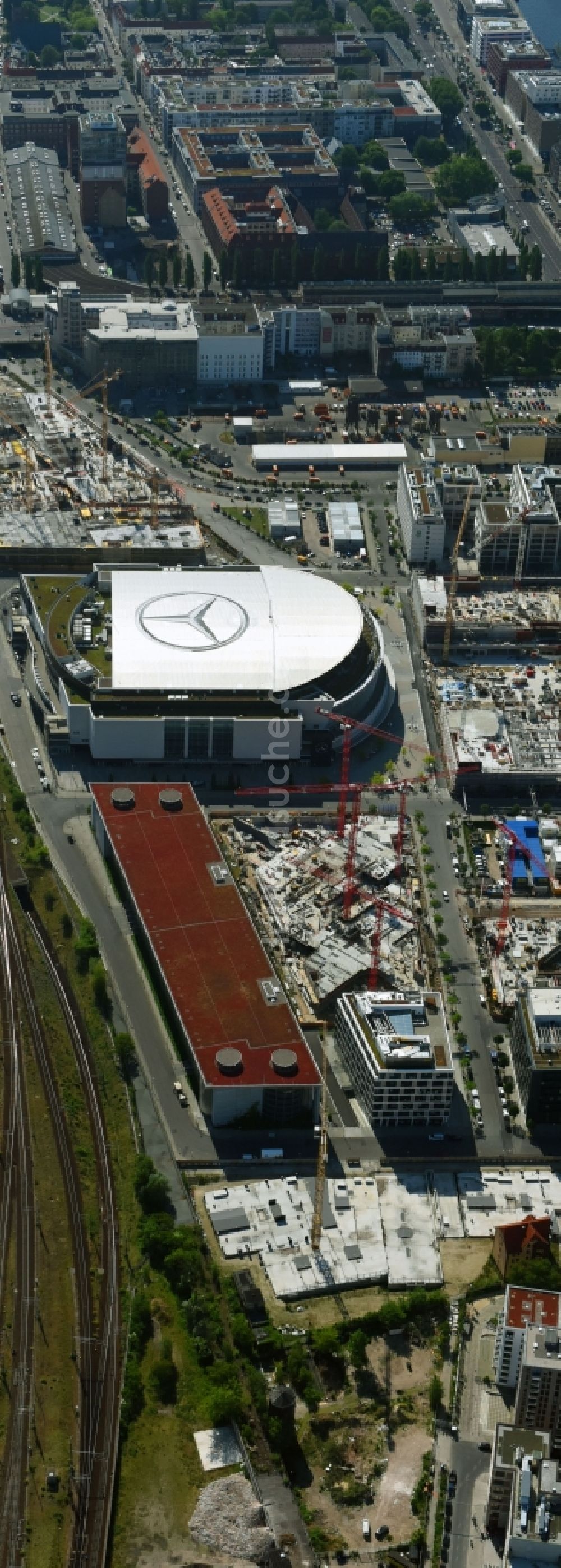 Luftaufnahme Berlin - Baustelle zum Neubau eines Büro- und Geschäftshauses Zalando Campus durch die PORR Deutschland GmbH an der Valeska-Gert-Straße im Ortsteil Bezirk Friedrichshain-Kreuzberg in Berlin, Deutschland