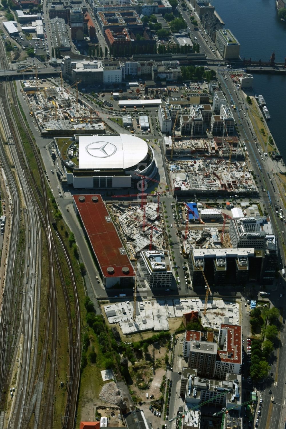 Berlin von oben - Baustelle zum Neubau eines Büro- und Geschäftshauses Zalando Campus durch die PORR Deutschland GmbH an der Valeska-Gert-Straße im Ortsteil Bezirk Friedrichshain-Kreuzberg in Berlin, Deutschland