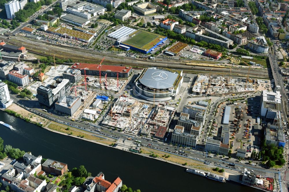 Berlin aus der Vogelperspektive: Baustelle zum Neubau eines Büro- und Geschäftshauses Zalando Campus durch die PORR Deutschland GmbH an der Valeska-Gert-Straße im Ortsteil Bezirk Friedrichshain-Kreuzberg in Berlin, Deutschland