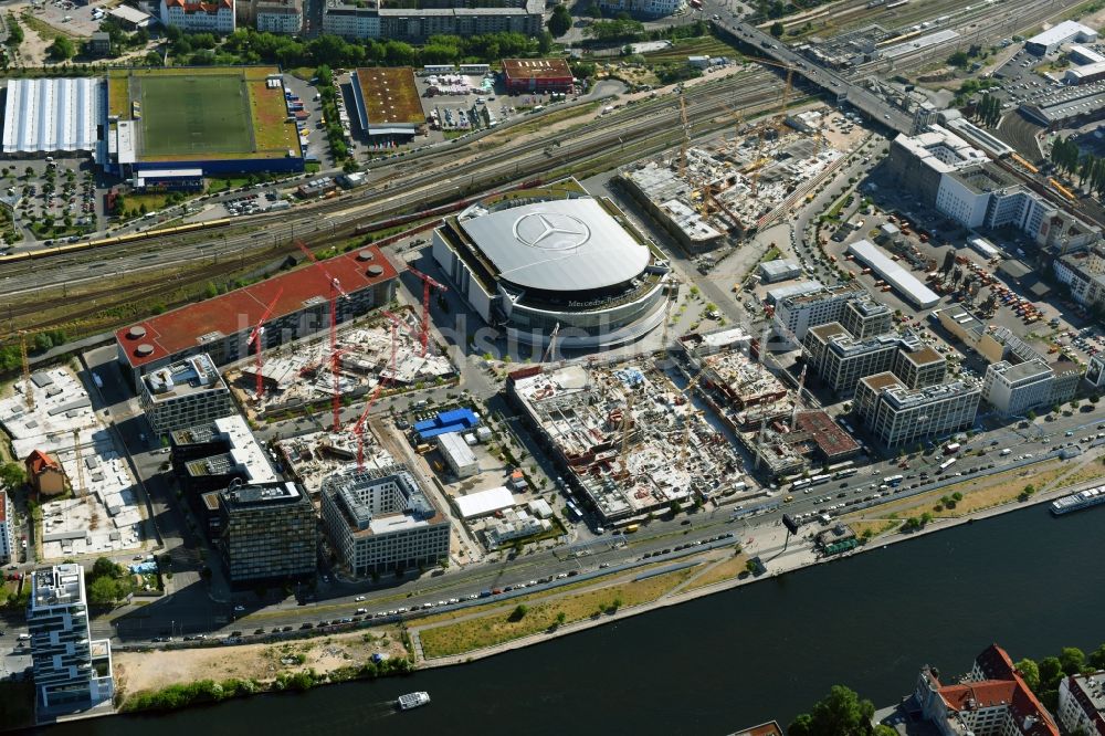 Luftaufnahme Berlin - Baustelle zum Neubau eines Büro- und Geschäftshauses Zalando Campus durch die PORR Deutschland GmbH an der Valeska-Gert-Straße im Ortsteil Bezirk Friedrichshain-Kreuzberg in Berlin, Deutschland