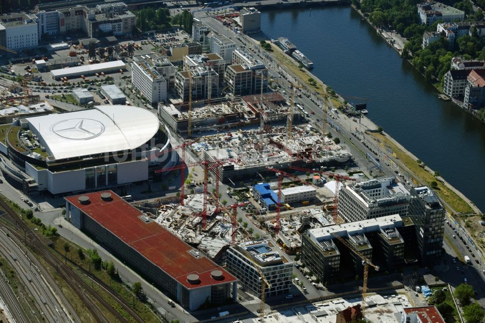 Berlin aus der Vogelperspektive: Baustelle zum Neubau eines Büro- und Geschäftshauses Zalando Campus durch die PORR Deutschland GmbH an der Valeska-Gert-Straße im Ortsteil Bezirk Friedrichshain-Kreuzberg in Berlin, Deutschland