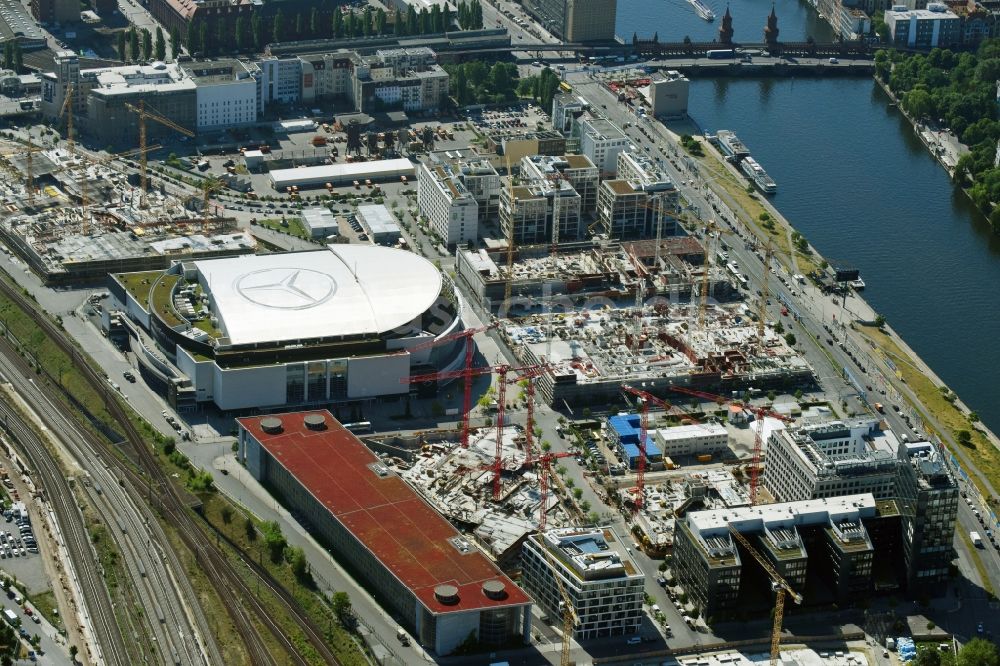 Luftbild Berlin - Baustelle zum Neubau eines Büro- und Geschäftshauses Zalando Campus durch die PORR Deutschland GmbH an der Valeska-Gert-Straße im Ortsteil Bezirk Friedrichshain-Kreuzberg in Berlin, Deutschland