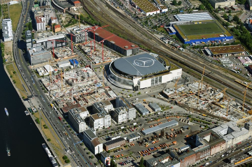 Berlin von oben - Baustelle zum Neubau eines Büro- und Geschäftshauses Zalando Campus durch die PORR Deutschland GmbH an der Valeska-Gert-Straße im Ortsteil Bezirk Friedrichshain-Kreuzberg in Berlin, Deutschland