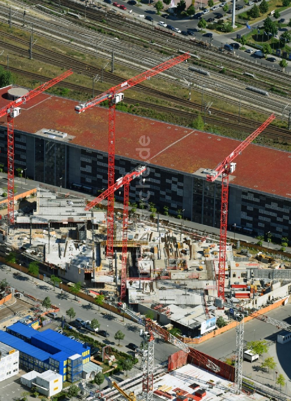 Berlin aus der Vogelperspektive: Baustelle zum Neubau eines Büro- und Geschäftshauses Zalando Campus durch die PORR Deutschland GmbH an der Valeska-Gert-Straße im Ortsteil Bezirk Friedrichshain-Kreuzberg in Berlin, Deutschland