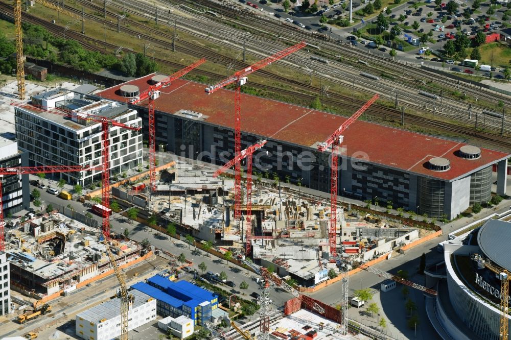 Luftaufnahme Berlin - Baustelle zum Neubau eines Büro- und Geschäftshauses Zalando Campus durch die PORR Deutschland GmbH an der Valeska-Gert-Straße im Ortsteil Bezirk Friedrichshain-Kreuzberg in Berlin, Deutschland