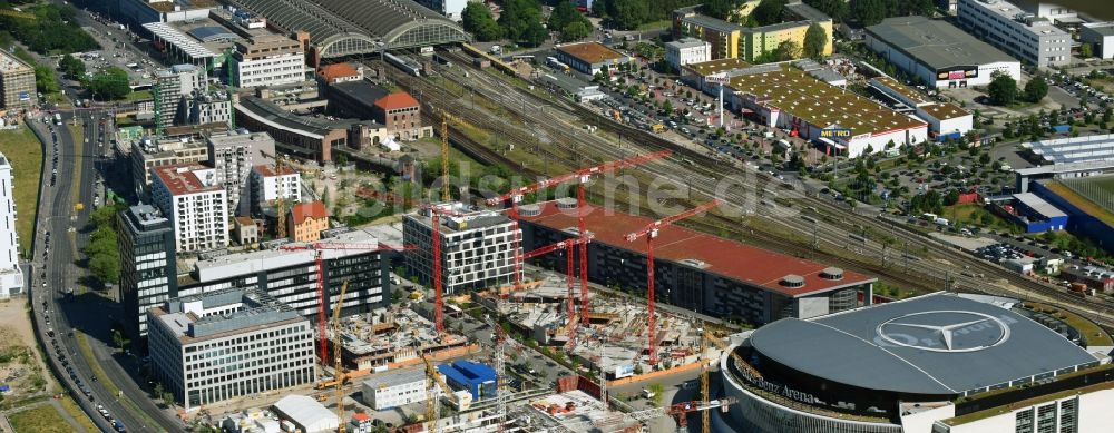 Berlin von oben - Baustelle zum Neubau eines Büro- und Geschäftshauses Zalando Campus durch die PORR Deutschland GmbH an der Valeska-Gert-Straße im Ortsteil Bezirk Friedrichshain-Kreuzberg in Berlin, Deutschland