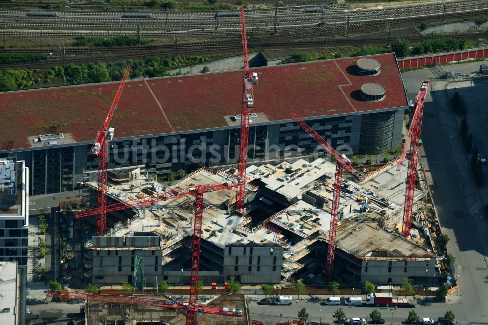 Berlin aus der Vogelperspektive: Baustelle zum Neubau eines Büro- und Geschäftshauses Zalando Campus durch die PORR Deutschland GmbH an der Valeska-Gert-Straße im Ortsteil Bezirk Friedrichshain-Kreuzberg in Berlin, Deutschland