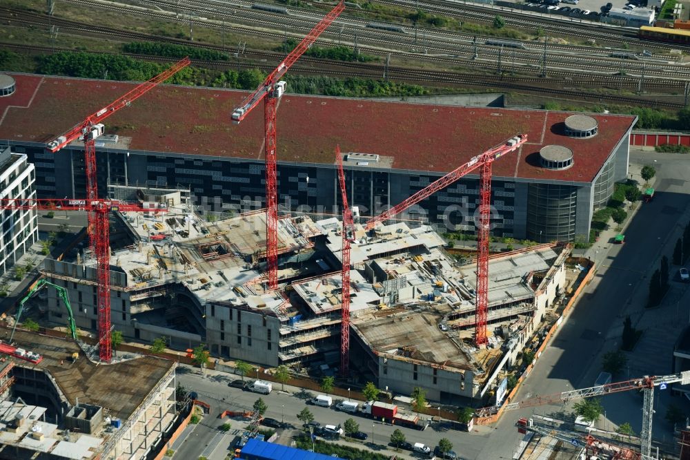 Luftaufnahme Berlin - Baustelle zum Neubau eines Büro- und Geschäftshauses Zalando Campus durch die PORR Deutschland GmbH an der Valeska-Gert-Straße im Ortsteil Bezirk Friedrichshain-Kreuzberg in Berlin, Deutschland