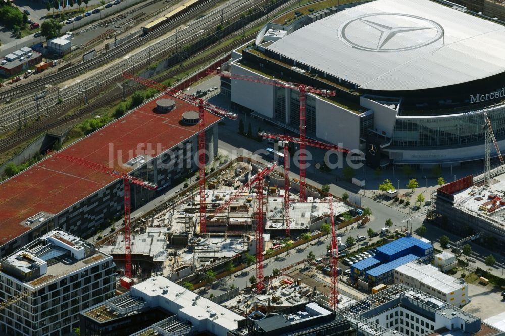 Luftaufnahme Berlin - Baustelle zum Neubau eines Büro- und Geschäftshauses Zalando Campus durch die PORR Deutschland GmbH an der Valeska-Gert-Straße im Ortsteil Bezirk Friedrichshain-Kreuzberg in Berlin, Deutschland