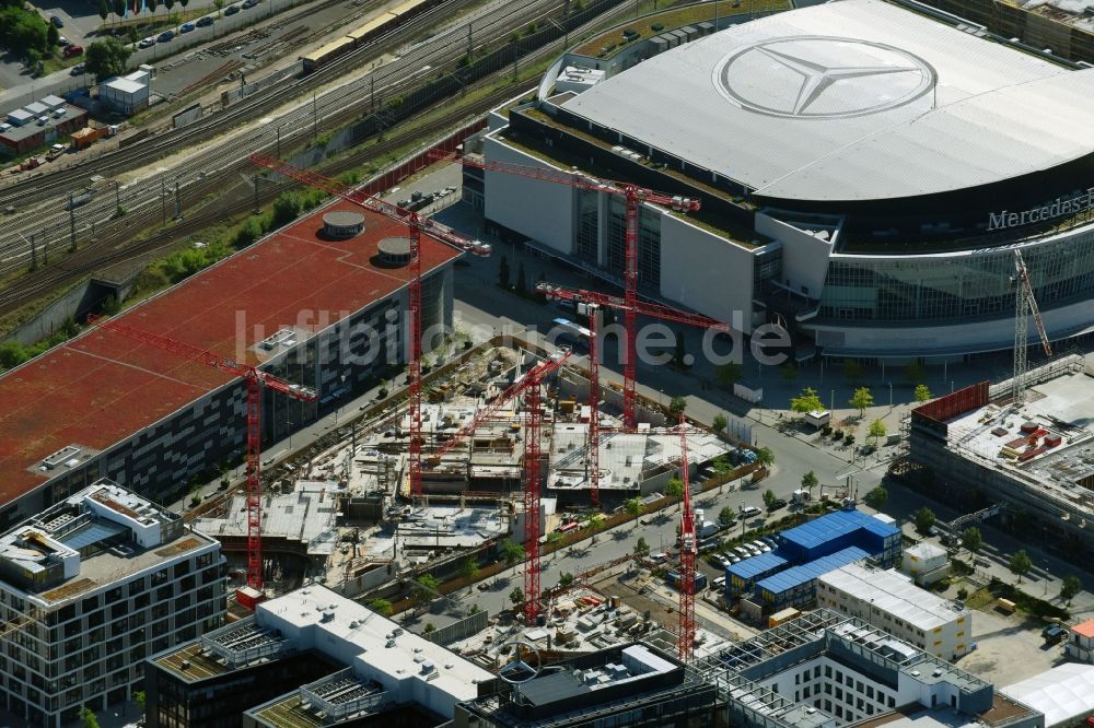 Berlin von oben - Baustelle zum Neubau eines Büro- und Geschäftshauses Zalando Campus durch die PORR Deutschland GmbH an der Valeska-Gert-Straße im Ortsteil Bezirk Friedrichshain-Kreuzberg in Berlin, Deutschland