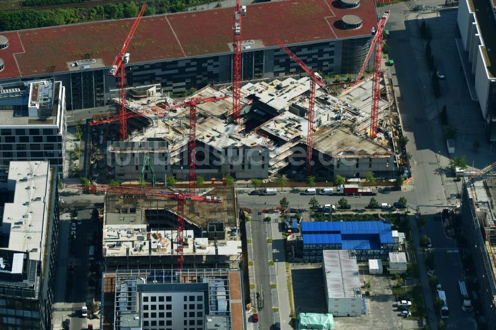 Berlin von oben - Baustelle zum Neubau eines Büro- und Geschäftshauses Zalando Headquarter an der Valeska-Gert-Straße im Ortsteil Bezirk Friedrichshain-Kreuzberg in Berlin, Deutschland