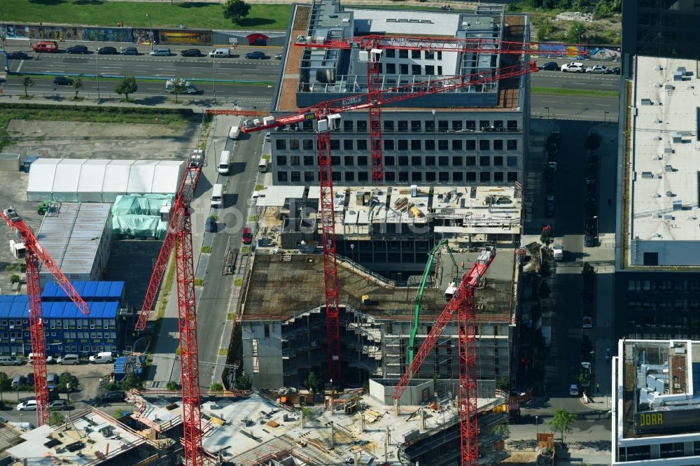 Berlin aus der Vogelperspektive: Baustelle zum Neubau eines Büro- und Geschäftshauses Zalando Headquarter an der Valeska-Gert-Straße im Ortsteil Bezirk Friedrichshain-Kreuzberg in Berlin, Deutschland