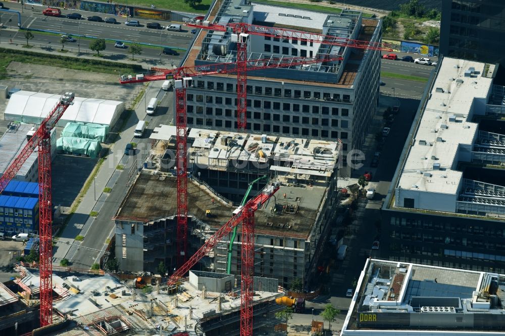 Luftbild Berlin - Baustelle zum Neubau eines Büro- und Geschäftshauses Zalando Headquarter an der Valeska-Gert-Straße im Ortsteil Bezirk Friedrichshain-Kreuzberg in Berlin, Deutschland