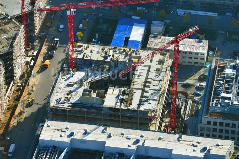 Luftaufnahme Berlin - Baustelle zum Neubau eines Büro- und Geschäftshauses Zalando Headquarter an der Valeska-Gert-Straße im Ortsteil Bezirk Friedrichshain-Kreuzberg in Berlin, Deutschland