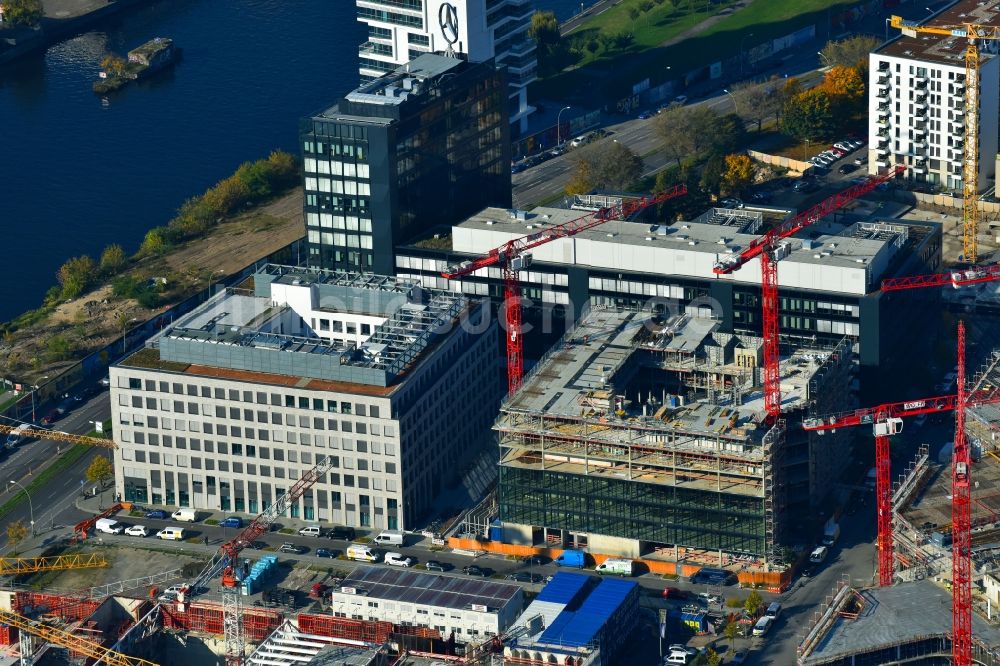 Luftaufnahme Berlin - Baustelle zum Neubau eines Büro- und Geschäftshauses Zalando Headquarter an der Valeska-Gert-Straße im Ortsteil Bezirk Friedrichshain-Kreuzberg in Berlin, Deutschland