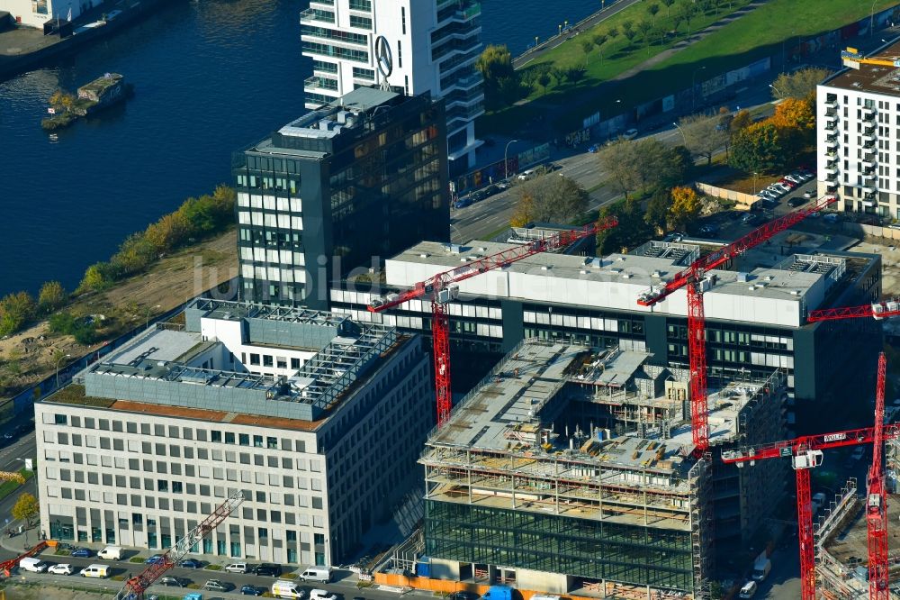 Berlin von oben - Baustelle zum Neubau eines Büro- und Geschäftshauses Zalando Headquarter an der Valeska-Gert-Straße im Ortsteil Bezirk Friedrichshain-Kreuzberg in Berlin, Deutschland