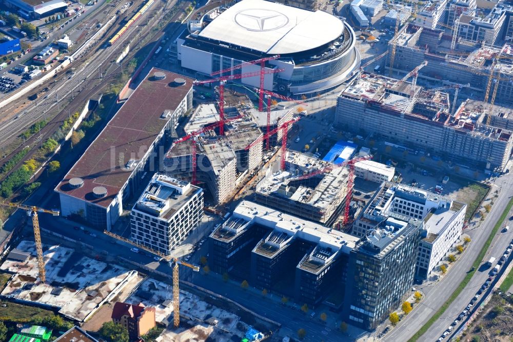 Luftbild Berlin - Baustelle zum Neubau eines Büro- und Geschäftshauses Zalando Headquarter an der Valeska-Gert-Straße im Ortsteil Bezirk Friedrichshain-Kreuzberg in Berlin, Deutschland