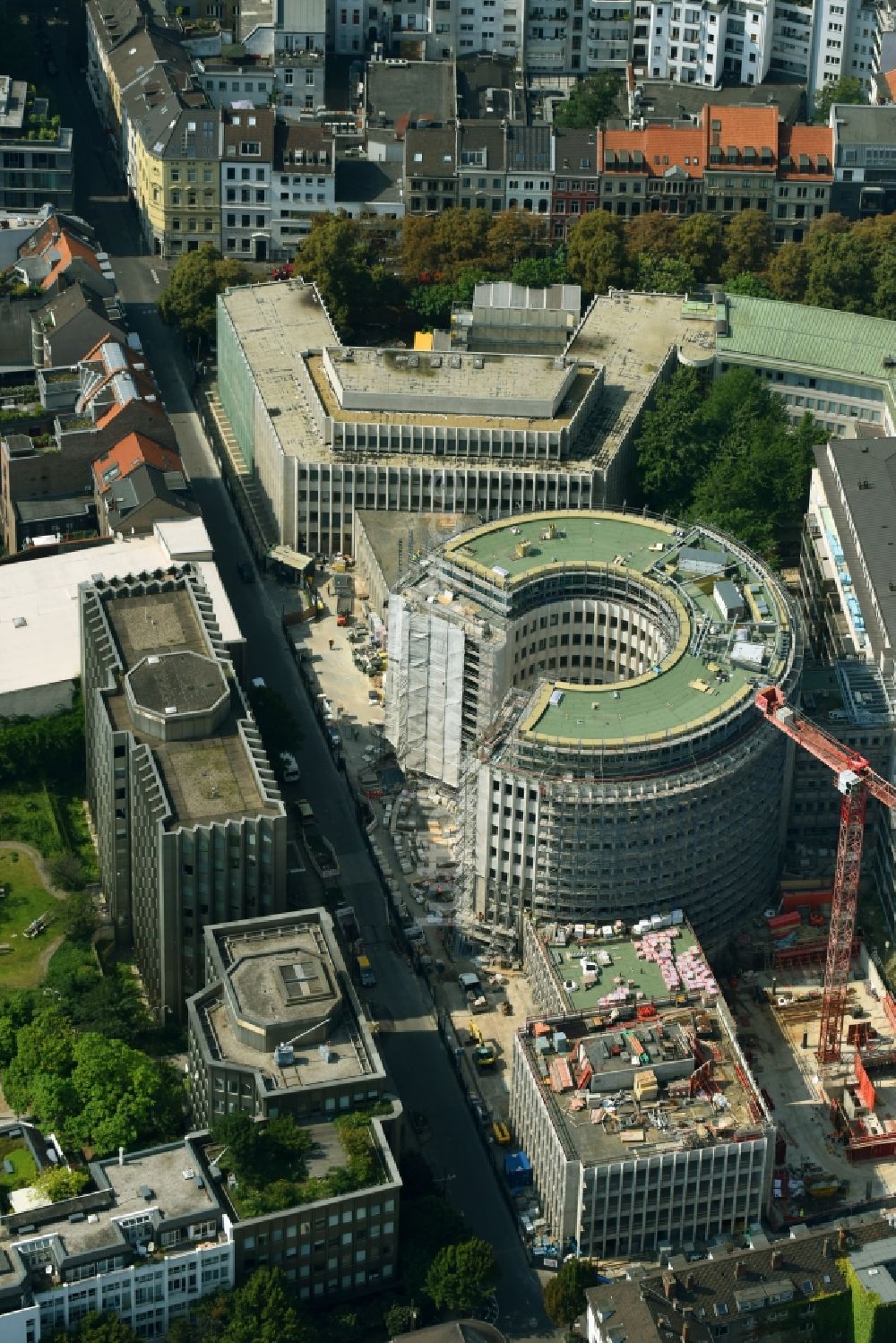 Köln von oben - Baustelle zum Neubau eines Büro- und Geschäftshauses zur Revitalisierung und Aufstockung Denkmal - Bürohäuser Rundbau GQ1 und des Eckgebäudes GQ23 in Köln im Bundesland Nordrhein-Westfalen - NRW, Deutschland