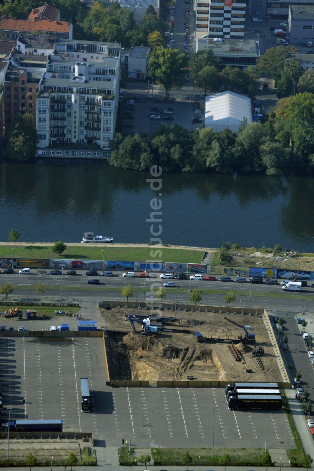 Berlin aus der Vogelperspektive: Baustelle zum Neubau eines Bürogebäudes im Anschutz Areal- Mediaspree am Ufer der Spree in Berlin