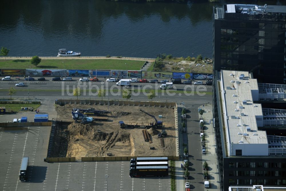 Luftbild Berlin - Baustelle zum Neubau eines Bürogebäudes im Anschutz Areal- Mediaspree am Ufer der Spree in Berlin