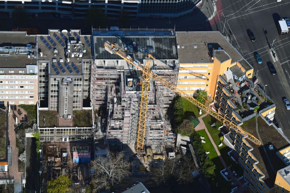 Berlin aus der Vogelperspektive: Baustelle zum Neubau des Bürohaus- Gebäude im Ortsteil Charlottenburg in Berlin, Deutschland