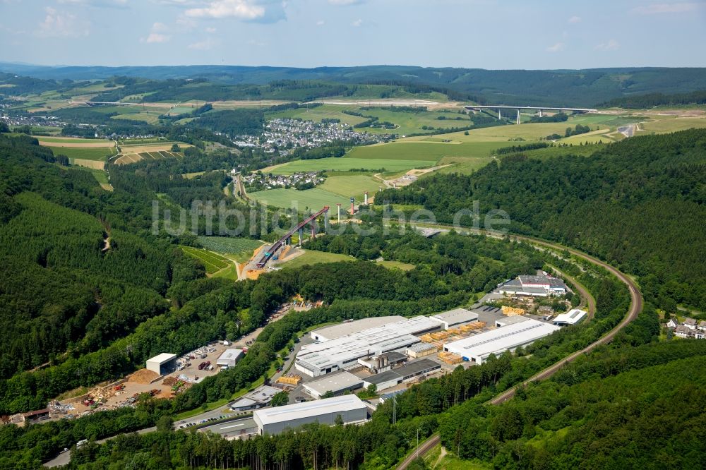 Olsberg aus der Vogelperspektive: Baustelle zum Neubau der Bundesstraße B7 in Olsberg im Bundesland Nordrhein-Westfalen