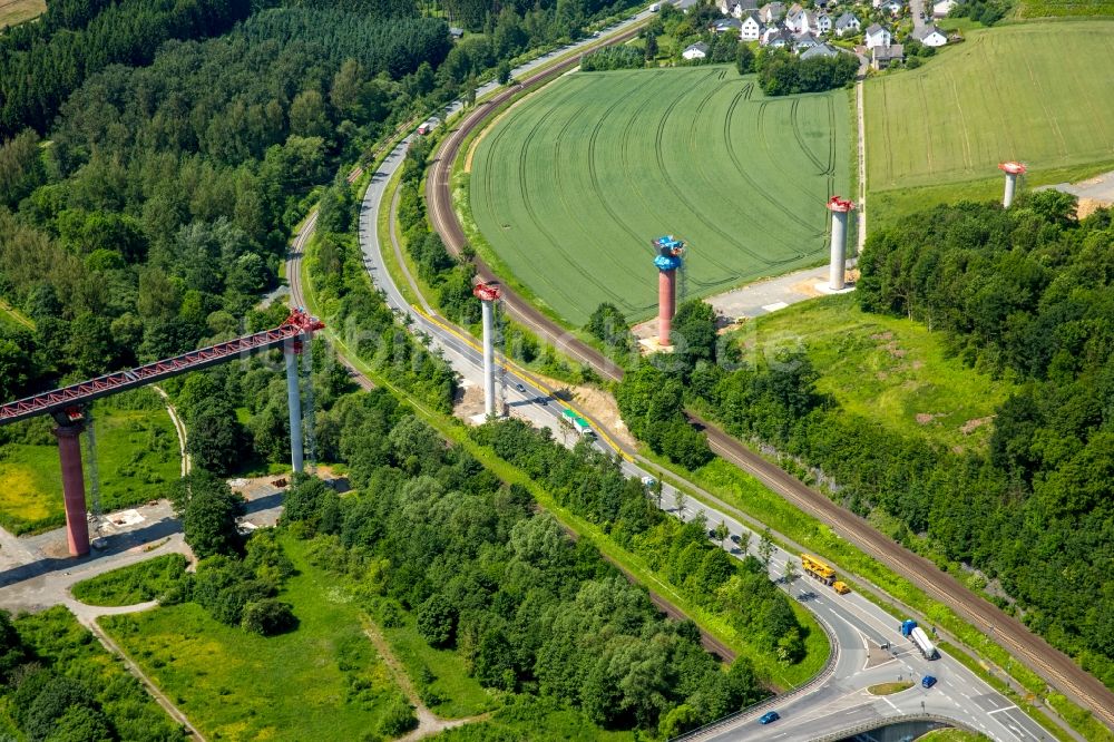 Olsberg von oben - Baustelle zum Neubau der Bundesstraße B7 in Olsberg im Bundesland Nordrhein-Westfalen