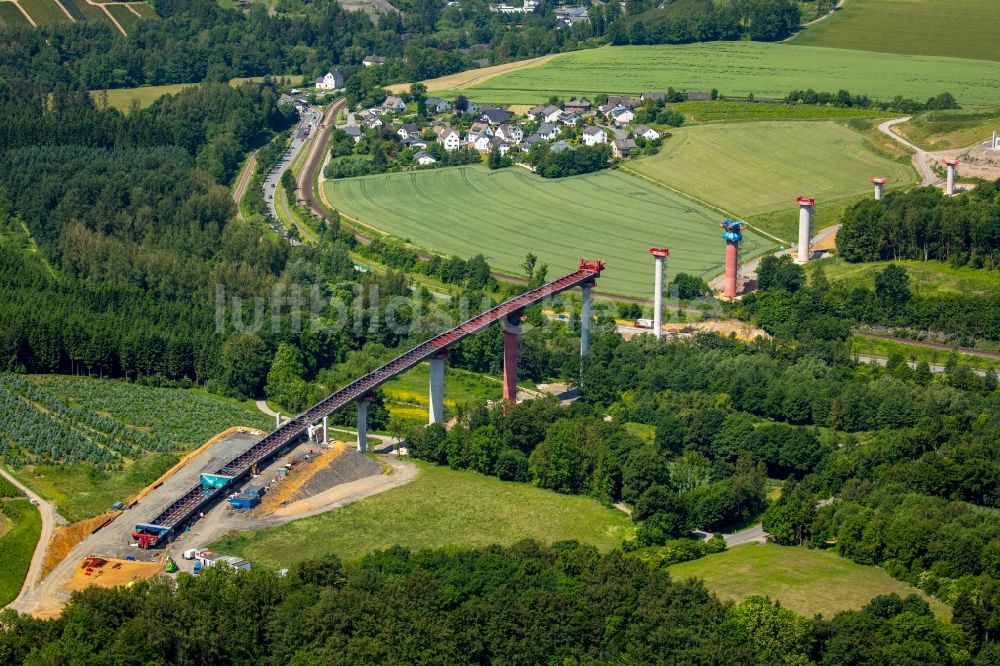 Olsberg aus der Vogelperspektive: Baustelle zum Neubau der Bundesstraße B7 in Olsberg im Bundesland Nordrhein-Westfalen