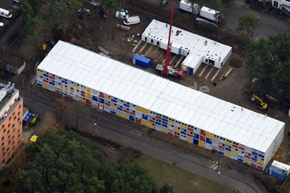 Luftbild Berlin - Baustelle zum Neubau Containerdorf für Flüchtlinge im Allende- Viertel in Berlin Köpenick