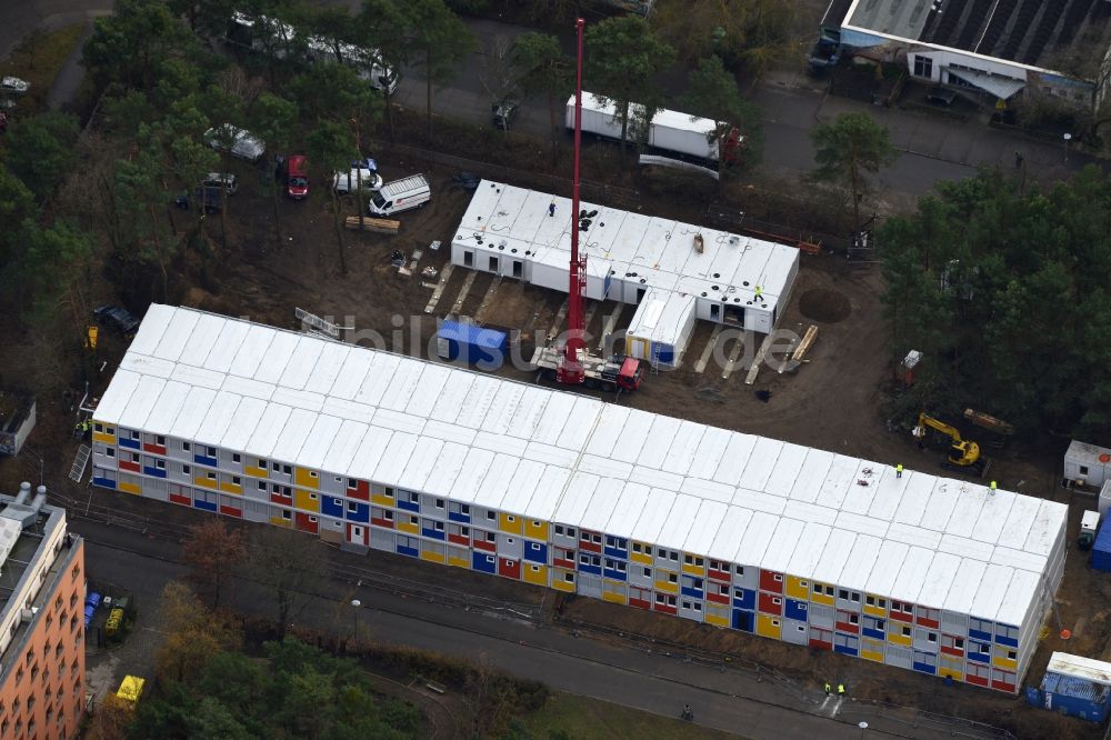 Luftaufnahme Berlin - Baustelle zum Neubau Containerdorf für Flüchtlinge im Allende- Viertel in Berlin Köpenick