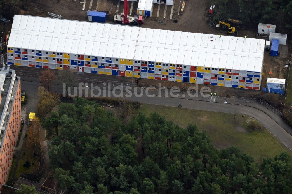 Berlin von oben - Baustelle zum Neubau Containerdorf für Flüchtlinge im Allende- Viertel in Berlin Köpenick