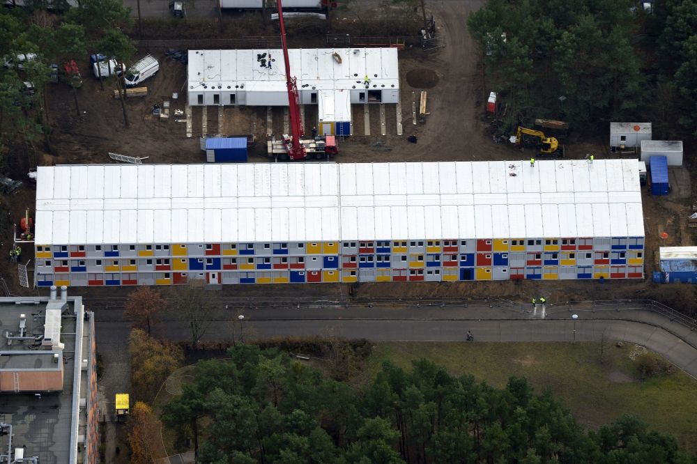 Berlin aus der Vogelperspektive: Baustelle zum Neubau Containerdorf für Flüchtlinge im Allende- Viertel in Berlin Köpenick