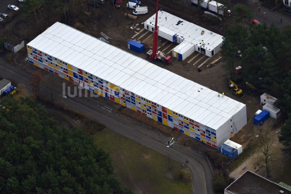 Luftaufnahme Berlin - Baustelle zum Neubau Containerdorf für Flüchtlinge im Allende- Viertel in Berlin Köpenick