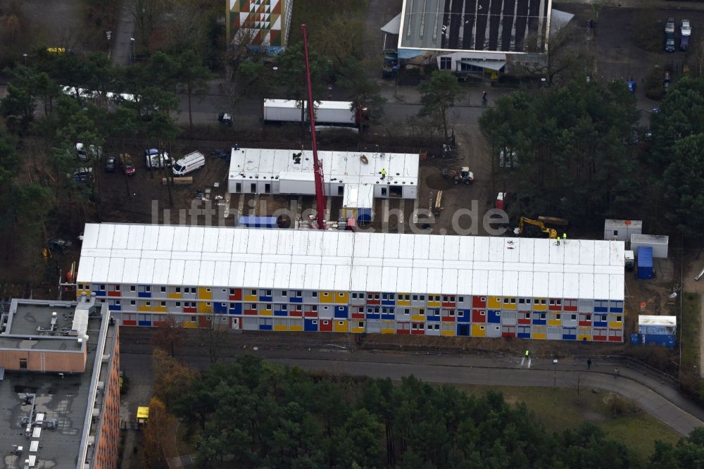 Berlin von oben - Baustelle zum Neubau Containerdorf für Flüchtlinge im Allende- Viertel in Berlin Köpenick