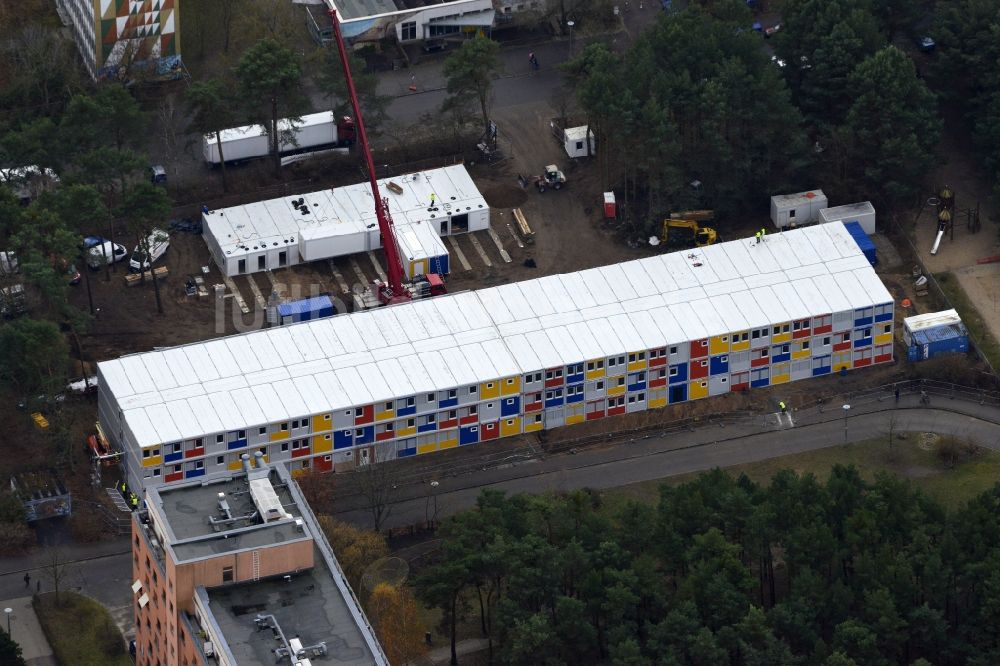 Luftbild Berlin - Baustelle zum Neubau Containerdorf für Flüchtlinge im Allende- Viertel in Berlin Köpenick