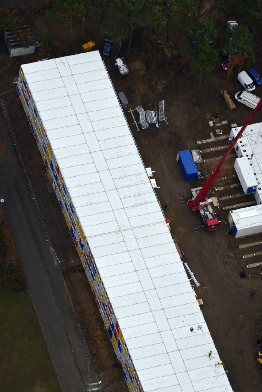 Luftaufnahme Berlin - Baustelle zum Neubau Containerdorf für Flüchtlinge im Allende- Viertel in Berlin Köpenick