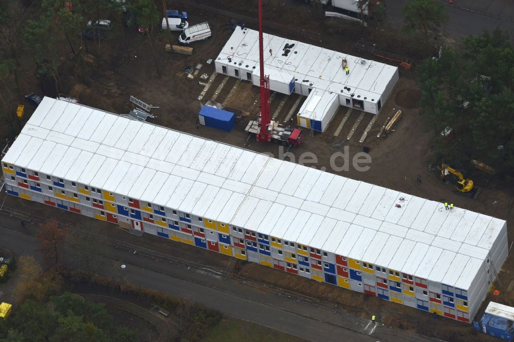 Berlin von oben - Baustelle zum Neubau Containerdorf für Flüchtlinge im Allende- Viertel in Berlin Köpenick