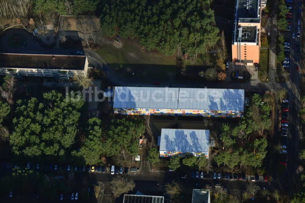 Luftbild Berlin - Baustelle zum Neubau Containerdorf für Flüchtlinge im Allende- Viertel in Berlin Köpenick