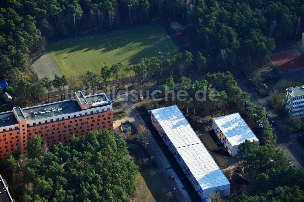 Berlin aus der Vogelperspektive: Baustelle zum Neubau Containerdorf für Flüchtlinge im Allende- Viertel in Berlin Köpenick