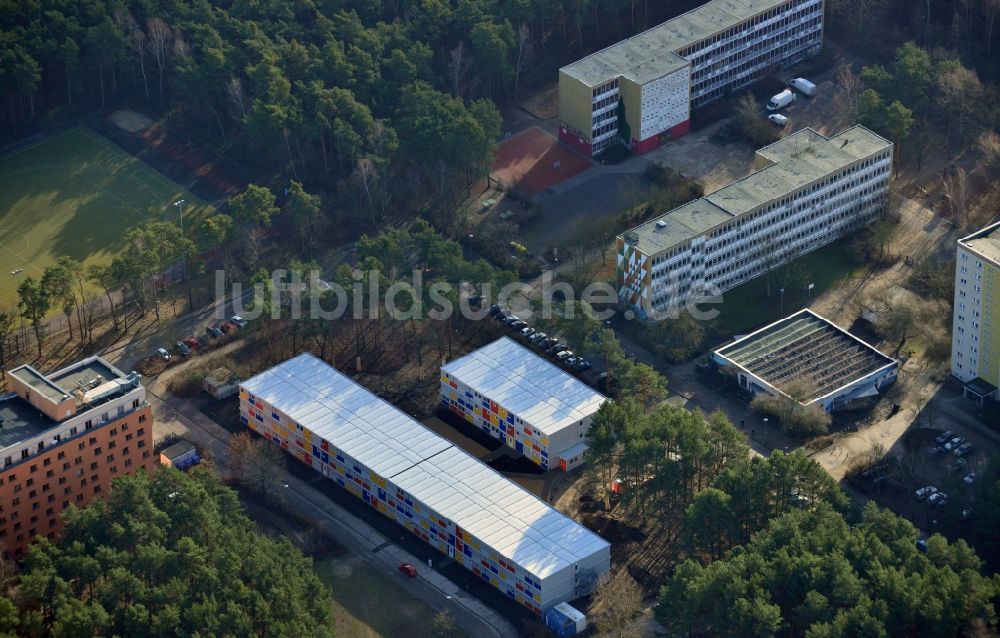 Berlin von oben - Baustelle zum Neubau Containerdorf für Flüchtlinge im Allende- Viertel in Berlin Köpenick